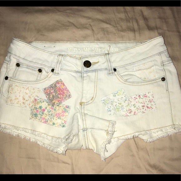 White patch shorts - Picture 1 of 3